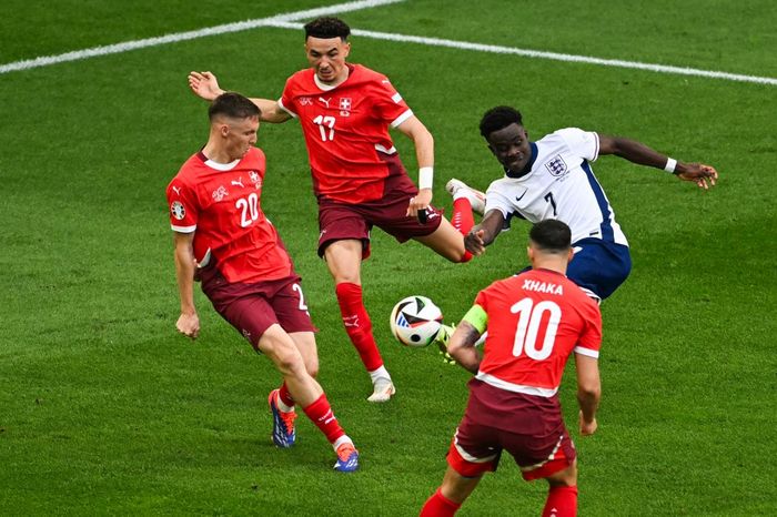 Aksi winger Timnas Inggris, Bukayo Saka, saat melawan Swiss dalam babak perempat final EURO 2024 di Stadion Dusseldorf Arena, Sabtu (6/7/2024).