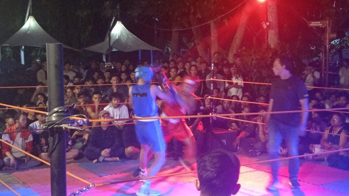 Suasana pertandingan tinju bertajuk FIGHT CLUB YK di Pasar Satwa dan Tanaman Hias Yogyakarta (PASTY), Kota Yogyakarta, Jumat (11/7/2024) malam WIB