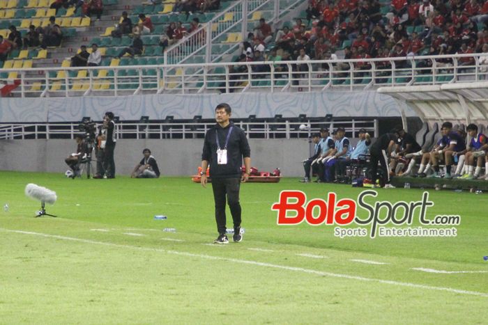 Pelatih Timnas U-19 Indonesia, Indra Sjafri saat mengawal Timnas U-19 Indonesia Di Stadion Gelora Bung Tomo, Surabaya, Jawa Timur, Rabu (17/7/2024) malam.