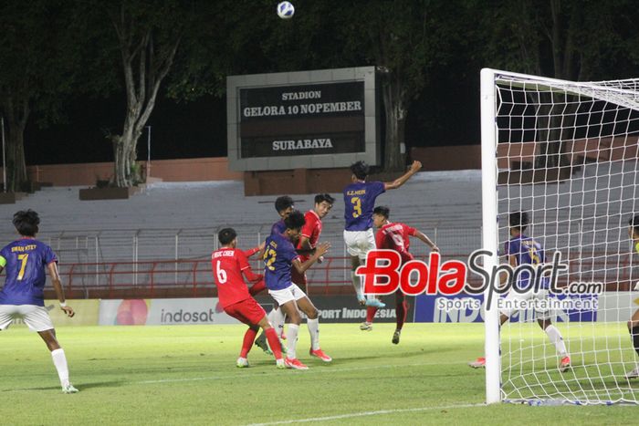 Suasana pertandingan antara timnas U-19 Vietnam melawan timnas U-19 Myanmar di Stadion Gelora 10 November, Kamis (18/7/2024).