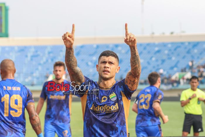 Ciro Alves sedang melakukan selebrasi seusai mencetak gol dalam laga pembuka Piala Presiden 2024 antara Persib Bandung versus PSM Makassar di Stadion Si Jalak Harupat, Bandung, Jawa Barat, Jumat (19/7/2024).