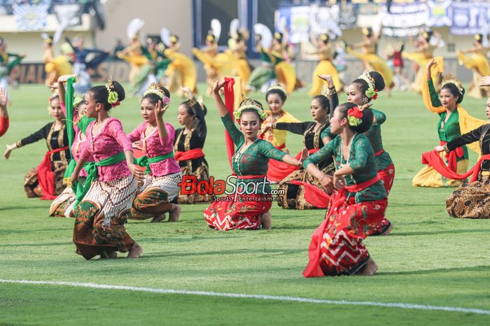 Tarian daerah setempat menjadi salah satu sajian dalam pembukaan Piala Presiden 2024 di Stadion Si Jalak Harupat, Bandung, Jawa Barat, Jumat (19/7/2024).