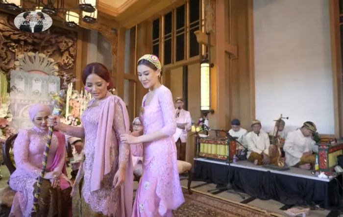 Zahwa Massaid membimbing Aaliyah Massaid menjalani prosesi langkahan
