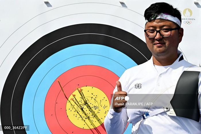 Pemanah Korea Selatan, Kim Woo-jin, berpose setelah memuncaki babak pemeringkatan individual putra Olimpiade Paris 2024 di Esplanade des Invalides, Paris, pada 25 Juli 2024.