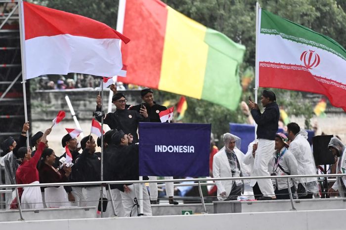 Kontingen Indonesia mengikuti defile dengan menaiki kapal menyususuri Sungai Seine saat pembukaan Olimpiade Paris 2024 di Paris, Prancis, Kamis (26/7/2024).