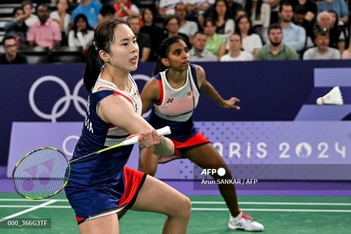 Pasangan ganda putri Malaysia, Pearly Tan/ Thinaah Muralitharan, pada laga perdana grup Olimpiade Paris 2024 di Porte de la Chapelle Arena, Paris, Minggu (28/7/2024).