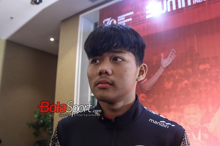 Pemain timnas U-19 Indonesia, Arkhan Kaka Putra, sedang memberikan keterangan kepada awak media di Plaza Mandiri, Jakarta, Rabu (31/7/2024).