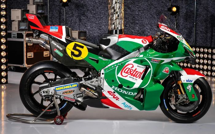 Motor dengan desain antik yang akan dipakai rider LCR Honda, Johann Zarco. LCR mengadopsi livery Honda dari zamannya Mike Hailwood, juara GP250 1966 tetapi dengan warna berbeda.