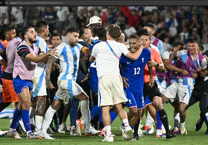 Aksi kericuhan yang terjadi di akhir partai timnas Prancis vs Argentina pada perempat final Olimpiade 2024.