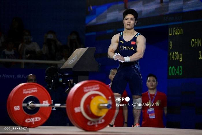 Lifter China, Li Fa Bin sekaligus pesaing berat Eko Yuli Irawan, saat sedang berkompetisi di kelas 61kg Asian Games 2022, di Zhejiang, 1 Oktober 2023.