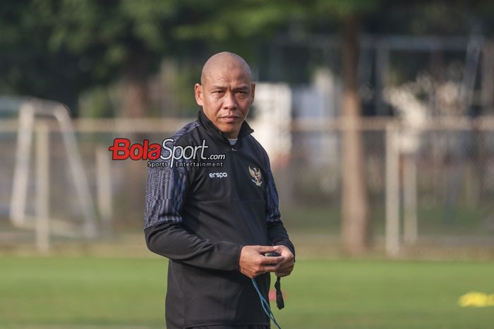 Pelatih timnas U-17 Indonesia, Nova Arianto, sedang memantau para pemainnya berlatih di Lapangan B, Senayan, Jakarta, Kamis (8/8/2024).