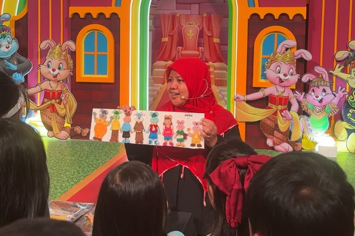 Kak Asti mendongeng menggunakan puppet kolaborasi Bobo dan Precious One