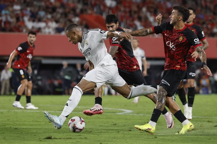 Kylian Mbappe dikawal ketat para pemain Real Mallorca dalam lawatan Real Madrid ke Son Moix di pekan pertama Liga Spanyol (18/8/2024).