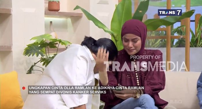 Cinta Ramlan menangis saat mengenang perjuangannya untuk sembuh dari kanker.