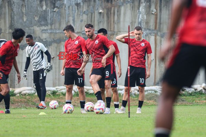 Striker asing Persija Jakarta, Marko Simic (tengah), sedang menangkap bola dalam sesi latihan di Lapangan Nirwana Park, Sawangan, Jawa Barat, Rabu (21/8/2024) siang.