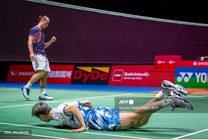 Alex Lanier (kiri) dari Prancis bereaksi setelah meraih poin saat melawan Shi Yu Qi dari China dalam semifinal tunggal putra Japan Open 2024 di Yokohama Arena, Kanagawa, Jepang, 24 Agustus 2024.