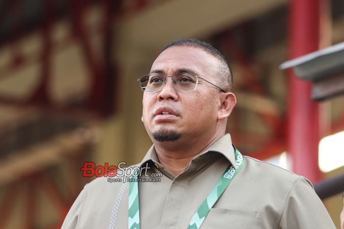 Penasihat Semen Padang, Andre Rosiade, sedang memantau timnya bertanding di Stadion PTIK, Jakarta, Senin (26/8/2024) siang.