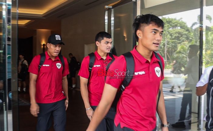 Sejumlah pemain timnas Indonesia yakni Ernando Ari Sutaryadi (kanan), Adi Satryo (tengah), dan Wahyu Prasetyo (kiri) saat ditemui di Hotel Fairmont, Senayan, Jakarta, Minggu (1/9/2024) pagi.