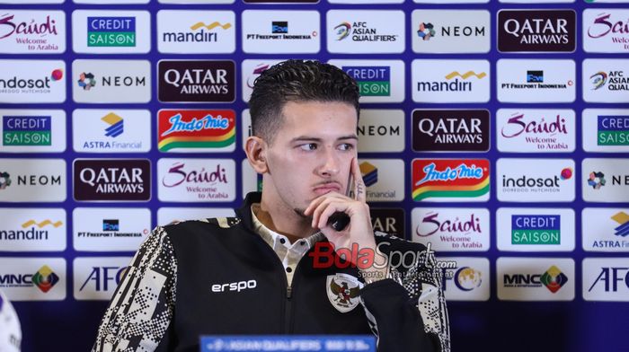 Pemain timnas Indonesia, Justin Hubner, saat menghadiri sesi jumpa pers di Media Center Stadion Utama Gelora Bung Karno, Senayan, Jakarta, Senin (9/9/2024).