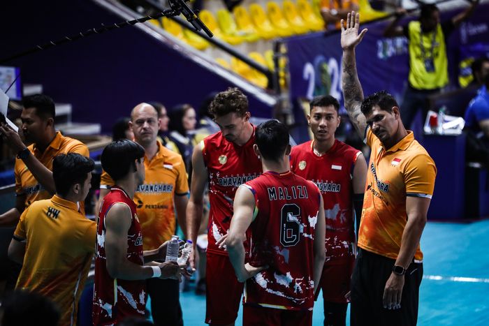 Pelatih Jakarta Bhayangkara Presisi, Reidel Toiran (paling kanan), memberi instruksi dalam time out saat timnya menghadapi Kuwait Sporting Club dalam babak penyisihan grup AVC Club Championship 2024 di Yazd, Iran, 9 September 2024.