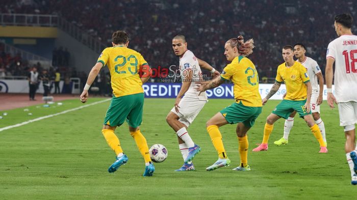 Ragnar Oratmangoen (tengah) sedang menguasai bola dalam laga babak ketiga Kualifikasi Piala Dunia 2026 antara timnas Indonesia versus timnas Australia di Stadion Utama Gelora Bung Karno, Senayan, Jakarta, Selasa (10/9/2024) malam.