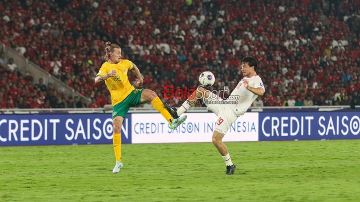 Thom Haye (kanan) sedang berebut bola dengan Jackson Irvine (kiri) dalam laga babak ketiga Kualifikasi Piala Dunia 2026 antara timnas Indonesia versus timnas Australia di Stadion Utama Gelora Bung Karno, Senayan, Jakarta, Selasa (10/9/2024).