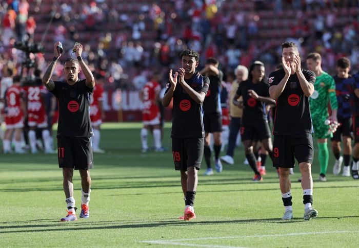 Lamine Yamal (tengah) memberi tepuk tangan kepada fan Barcelona usai kemenangan atas Girona pada lanjutan Liga Spanyol di Montilivi (15/9/2024).