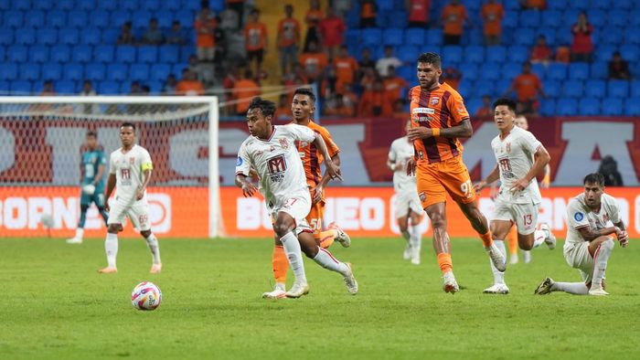 Suasana pertandingan antara Borneo FC vs Malut United pada laga pekan kelima Liga 1 2024-2025 di Stadion Batakan, Balikpapan, Selasa (17/9/2024).