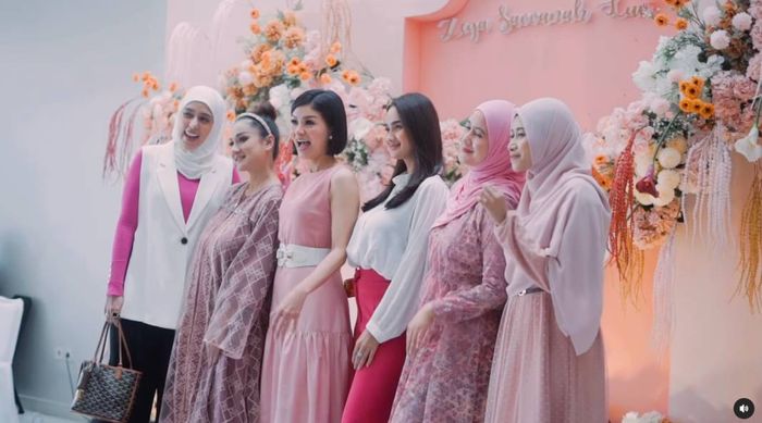 Beberapa sahabat Tengku Dewi yang hadir dalam acara akikah putrinya.
