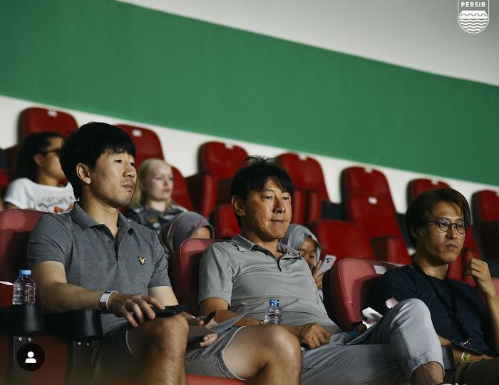 Pelatih timnas Indonesia, Shin Tae-yong, menyaksikan langsung laga Persib vs Port FC di Stadion Si Jalak Harupat, Bandung, Kamis (19/9/2024).