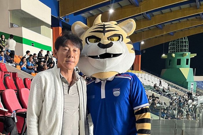 Pelatih timnas Indonesia, Shin Tae-yong, berfoto dengan maskot Persib, Prabu, di Stadion Si Jalak Harupat, Bandung, Kamis (19/9/2024).