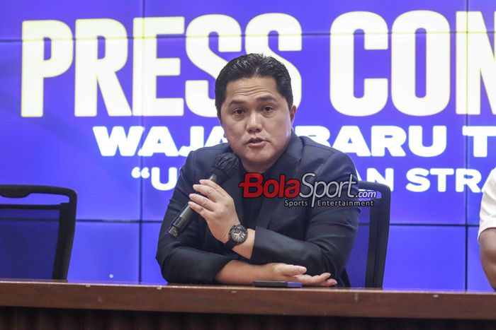 Ketua Umum PSSI, Erick Thohir, sedang memberikan keterangan kepada awak media dalam sesi jumpa pers di Media Center Stadion Gelora Bung Karno, Senayan, Jakarta, Sabtu (21/9/2024) siang.