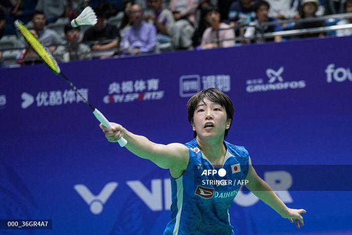 Tunggal putri Jepang, Akane Yamaguchi, mengantisipasi bola dalam pertandingan perempat final China Open 2024 di Changzhou, China, 20 September 2024. 