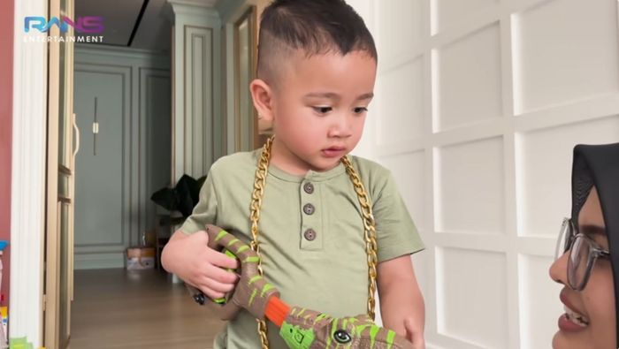 Momen Rayyanza Cipung menjawab soal-soal ujian