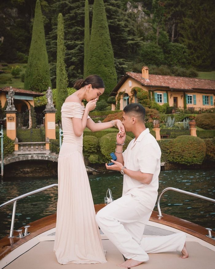 Momen Al Ghazali berlutut di hadapan sang kekasih, Alyssa Daguise.
