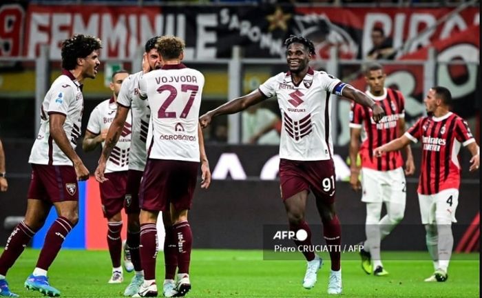 Para pemain Torino saat merayakan gol ke gawang AC Milan pada pertandingan Liga Italia. Di bawah asuhan mantan pelatih Jay Idzes, Paolo Vanoli, Sang Banteng memuncaki klasemen sementara Serie A untuk pertama kali dalam 47 tahun.