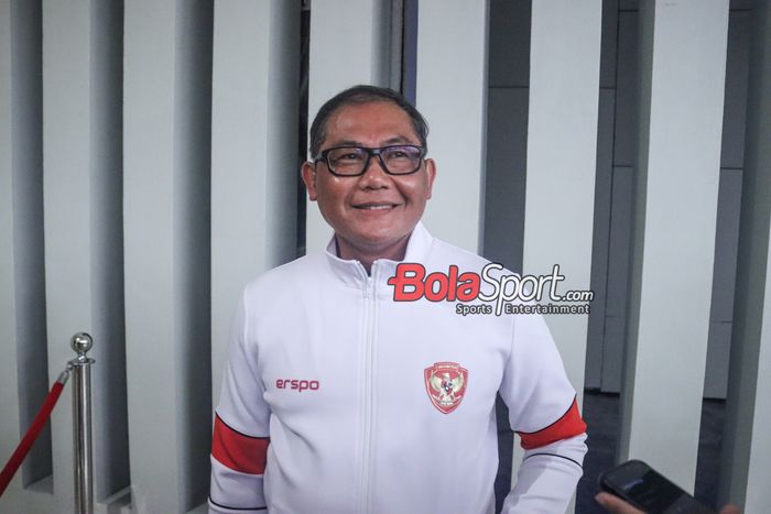 Anggota Komite Eksekutif PSSI, Sumardji, sedang memberikan keterangan kepada awak media di Hotel Mandarin, Bundaran HI, Jakarta, Sabtu (5/10/2024) malam.