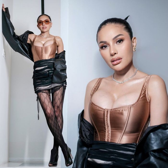 Nikita Mirzani kenakan bustier dan jaket kulit hitam.