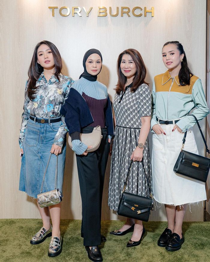 (ki-ka) Natasha Wilona, Tantri Namirah, Vice President Tory Burch Indonesia Shannon Hartono, dan Beby Tsabina.