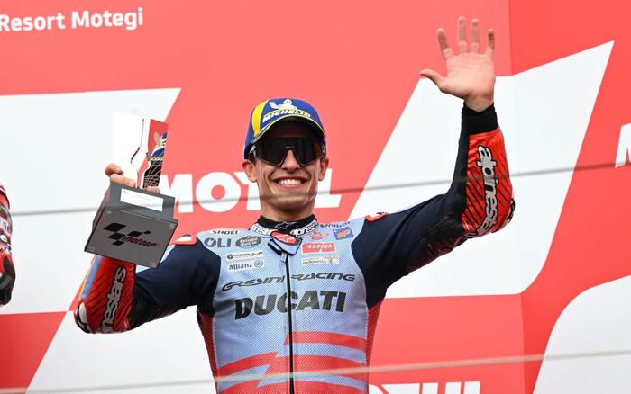 Pembalap Gresini Racing, Marc Marquez, merayakan podium ketiga pada MotoGP Jepang 2024