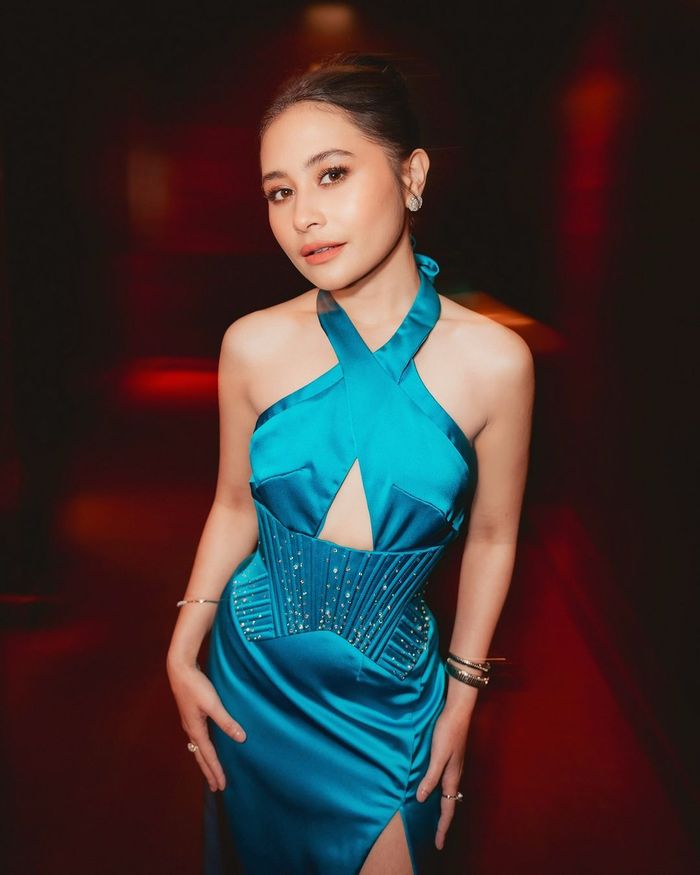 Detail makeup dan gaya rambut yang melengkapi tampilan Prilly Latuconsina.