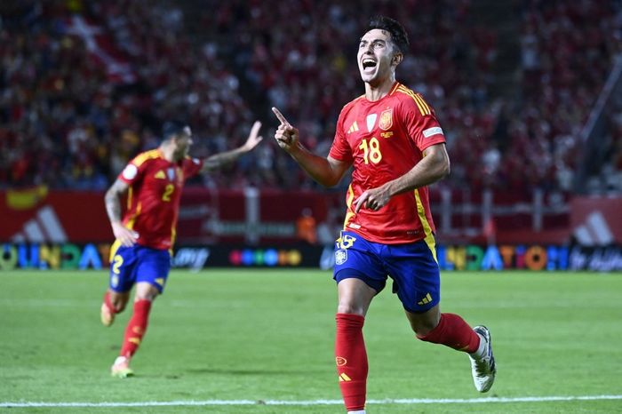 Selebrasi Martin Zubimendi usai mencetak gol indah lewat voli first time dari luar kotak penalti saat membawa Timnas Spanyol unggul 1-0 atas Timnas Denmark pada laga UEFA Nations League 2024, Sabtu (12/10/2024) atau Minggu dini hari WIB.