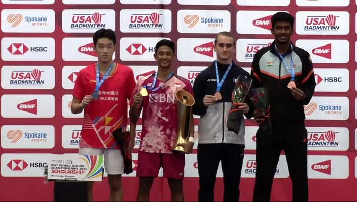 Hu Zhe An (China), Alwi Farhan, Alex Lanier (Prancis), dan Ayush Shetty pada podium Kejuaraan Dunia Junior 2023 di Spokane, Washington, Amerika Serikat, 8 Oktober 2023.