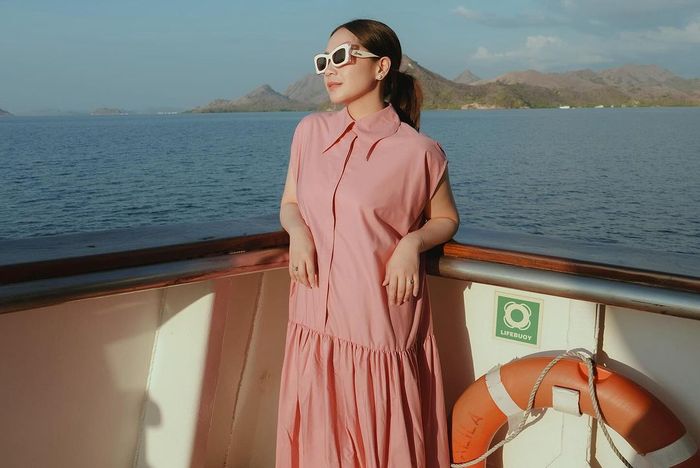 Nagita Slavina kenakan maxi dress dari brand desainer lokal.
