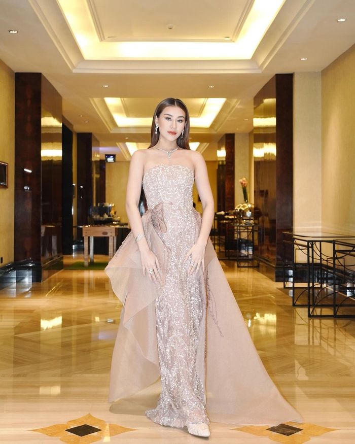 Potret lengkap tampilan Aaliyah Massaid kenakan dress desainer Indonesia.