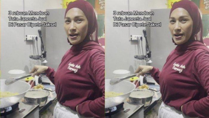 Tata Janeeta memasak tempe mendoan di warungnya. 