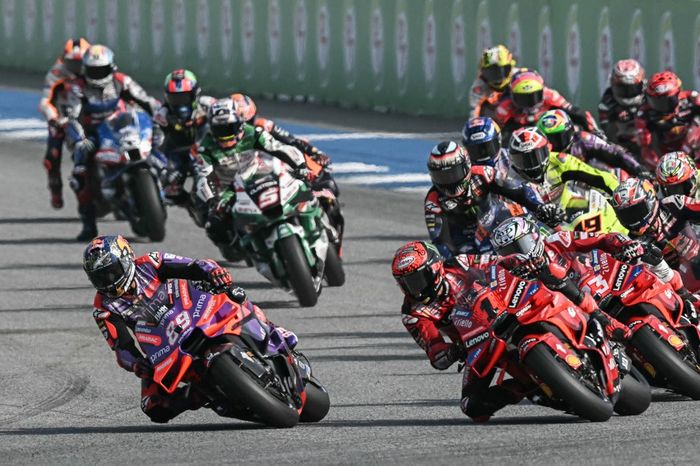 Pembalap Prima Pramac, Jorge Martin (kiri), mencoba merebut posisi terdepan di tikungan pertama dalam sprint MotoGP Thailand di Sirkuit Internasional Buriram, Buriram, 26 Oktober 2024.