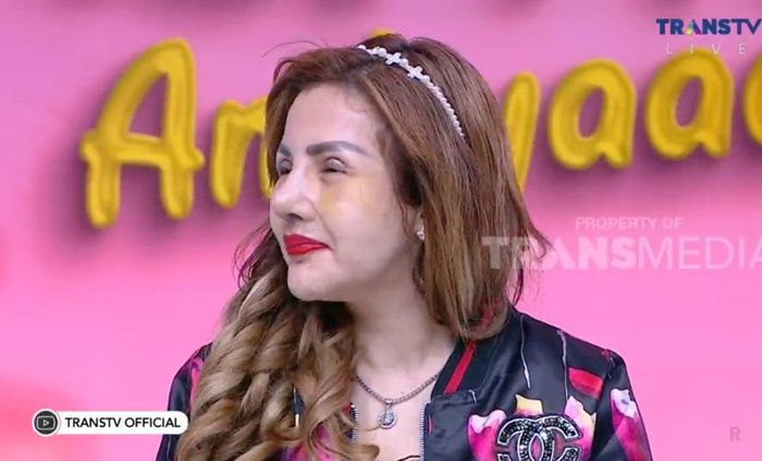 Barbie Kumalasari memperlihatkan bentuk hidungnya dari sisi samping.