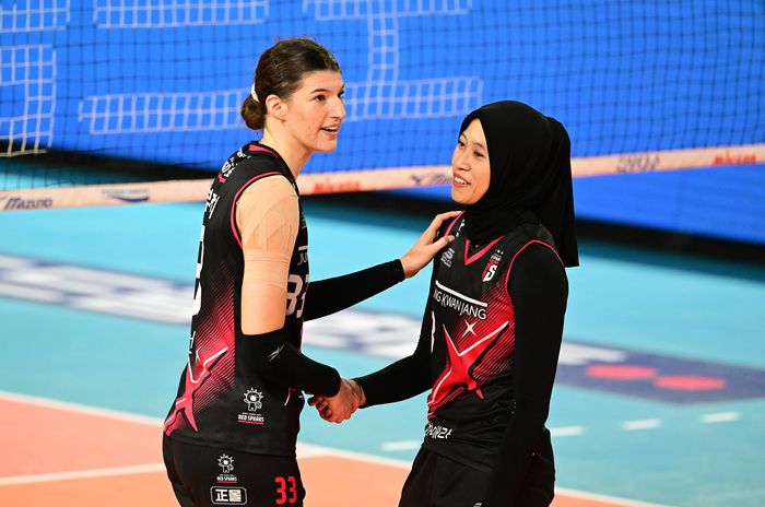 Dua opposite hitter tim Daejeon JungKwanJang Red Sparks, Megawati Hangestri Pertiwi dan Vanja Bukilic pada Liga Voli Korea 2024-2025