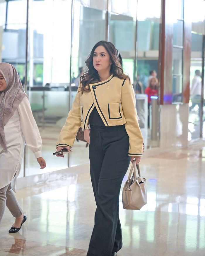 OOTD modis Nafa Urbach saat ngantor.
